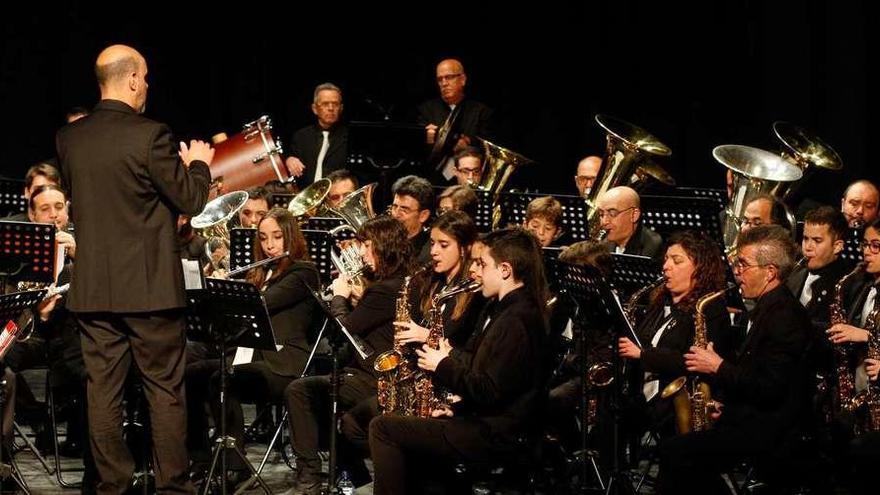 Un momento de la actuación de la banda en el escenario del Teatro Principal.