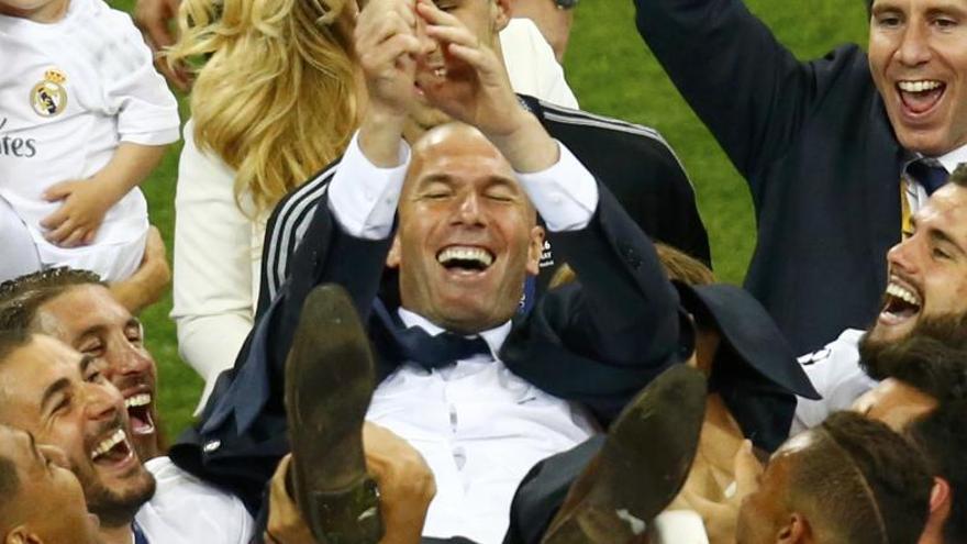 Zidane, manteado por sus jugadores.