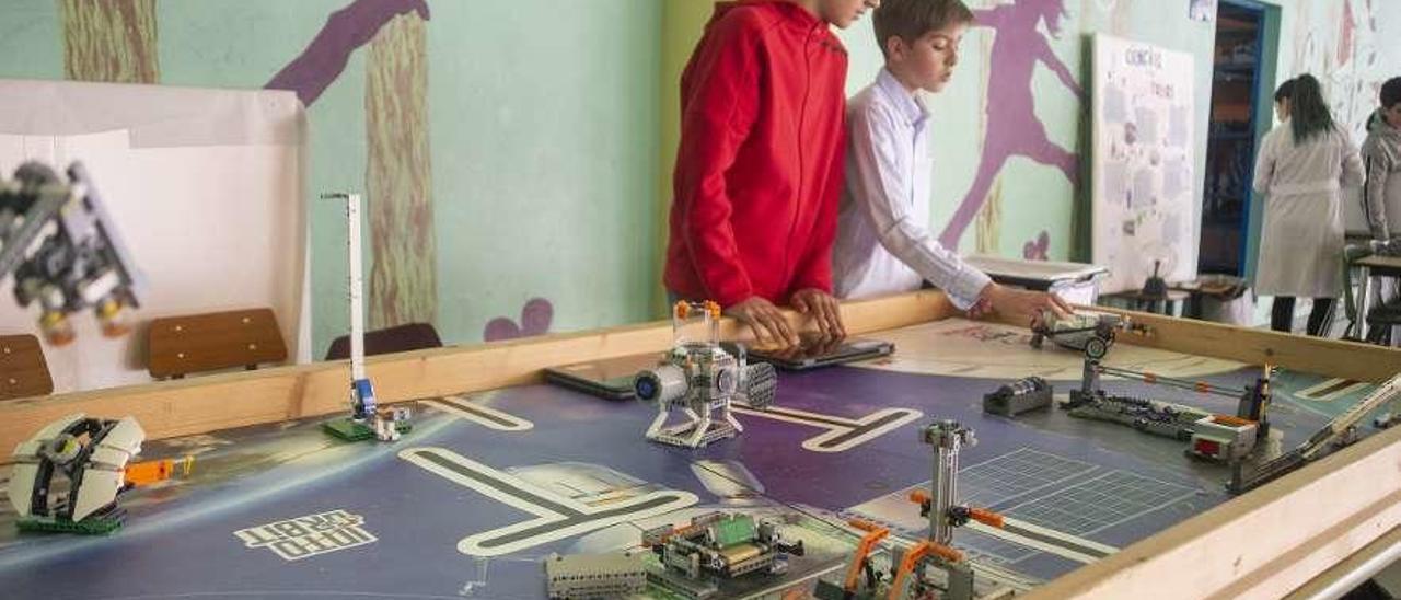 Alumnos de Secundaria muestran su circuito de robótica con piezas de Lego. // Carlos Peteiro