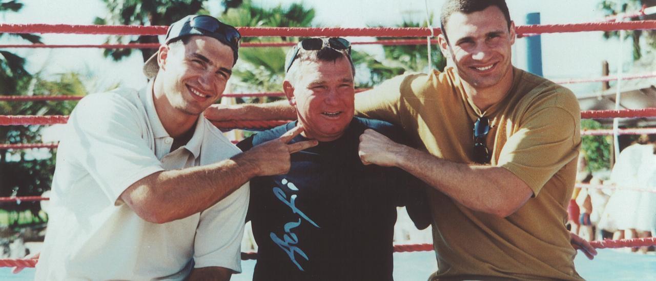 Wladimir y Vitali Klitschko, posando sonrientes junto a su entrenador, también ucraniano, durante una estancia en Anfi