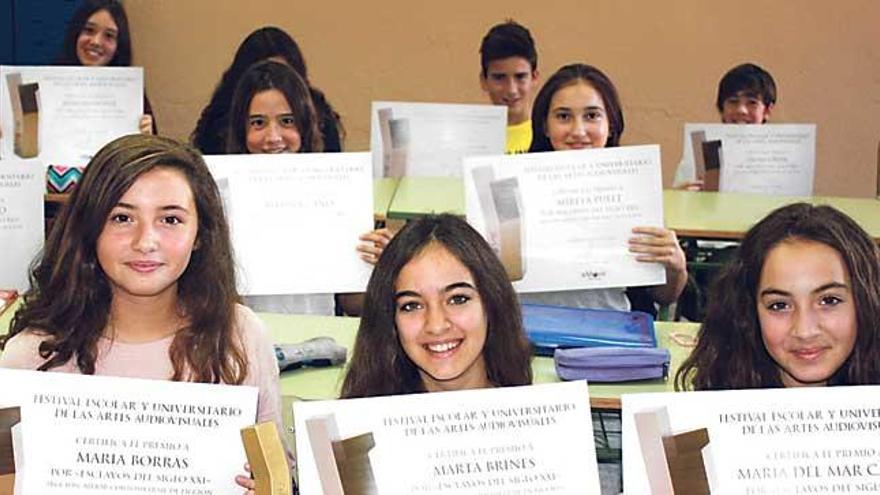 Algunos alumnos con el certificado del premio.