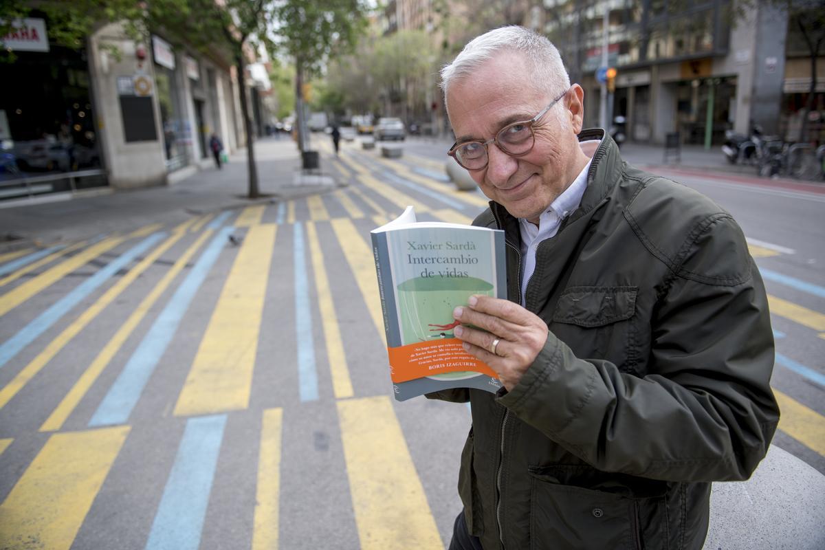Xavier Sardá con su libro parael homenaje Sant Jordi 2021 de EL PERIÓDICO