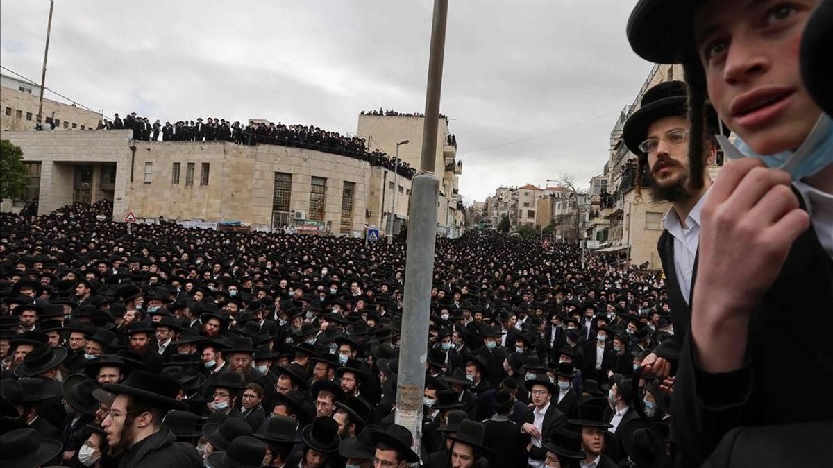 Miles de ultraortodoxos violan el confinamiento en el funeral de un rabino en Jerusalén