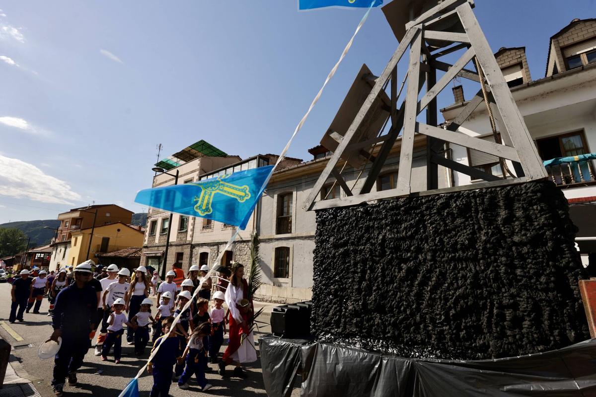 Un desfile y celebraciones para "enmarcar" en Olloniego, que despide las fiestas de San Antonio