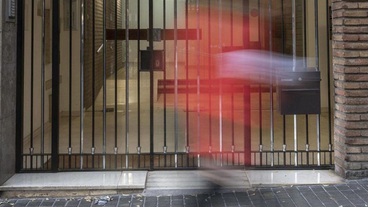 Portal d’una de les vivendes que va vendre la xarxa d’estafadors. | FERRAN NADEU Portal d’una de les vivendes que va vendre la xarxa d’estafadors. | FERRAN NADEU