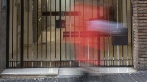 Portal d’una de les vivendes que va vendre la xarxa d’estafadors. | FERRAN NADEU
