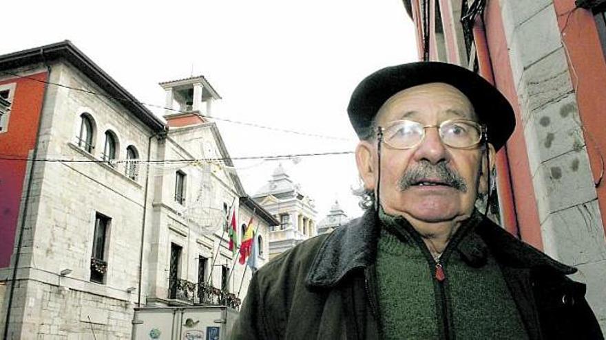 Agustín Ibarrola, ayer, junto al Ayuntamiento de Llanes.