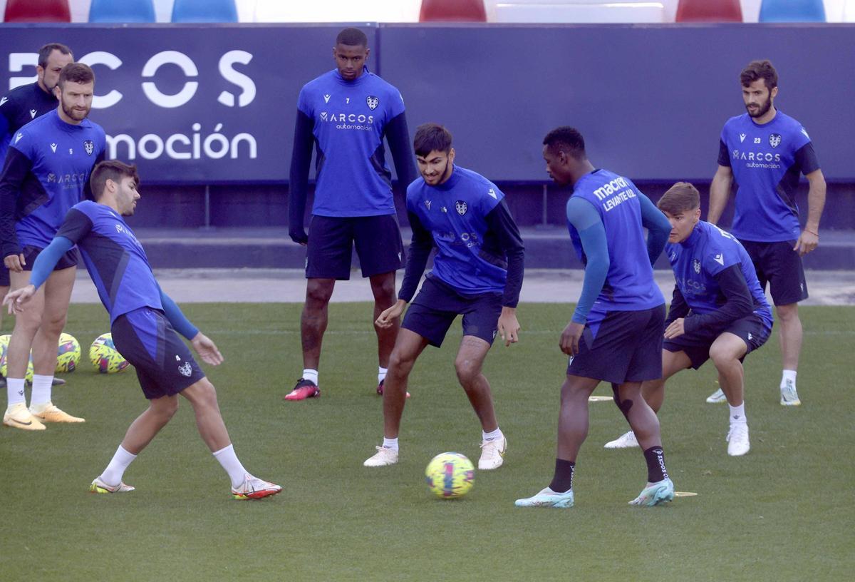 Sesión de entrenamiento del Levante UD - Superdeporte