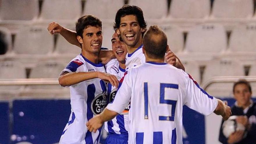 Juan Domínguez, Iván Pérez, Lafita y Laure celebran el gol coruñés en el Teresa Herrera. / juan varela