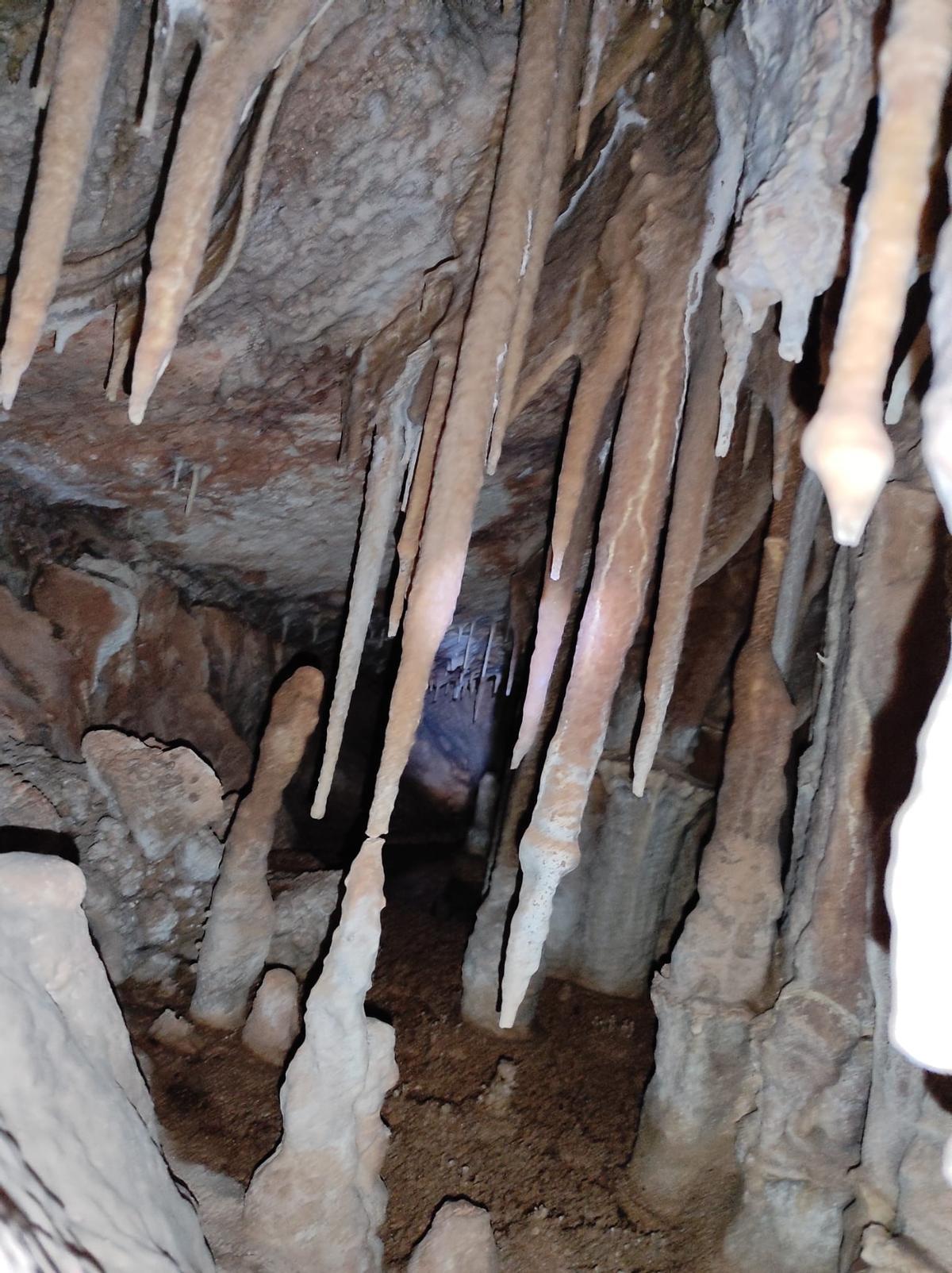 Las primeras fotografías de la cueva de Algueña realizadas por sus descubridores.