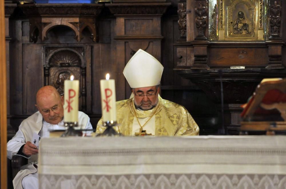 El arzobispo Jesús Sanz Montes  con las reliquias de los Beatos de Nembra