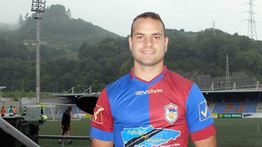 Alberto Turzo, en el Ganzábal, durante su presentación como jugador del Langreo.