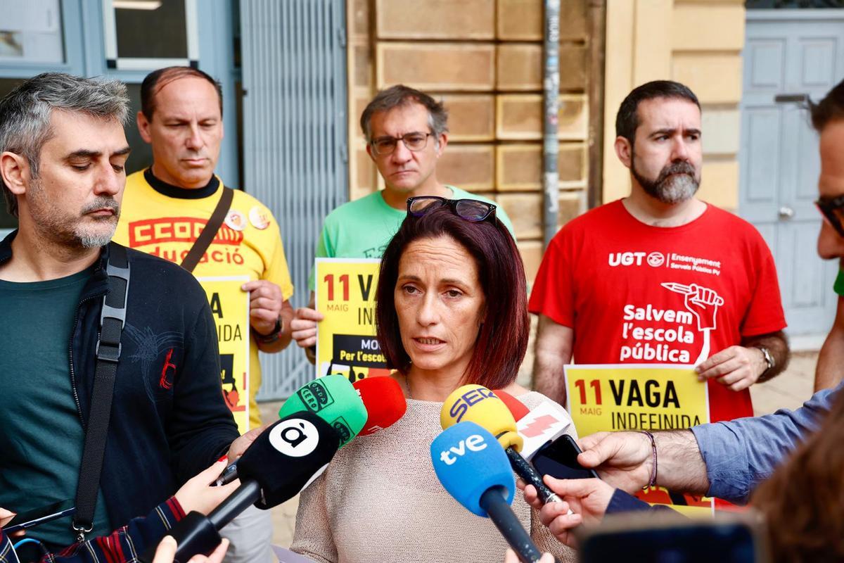 La presidenta de FAMPA València, Elisabet García, atiende a los medios