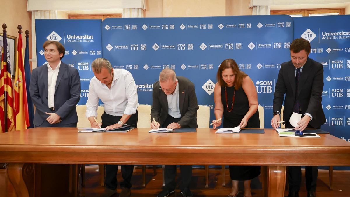 Acte de la signatura d'un conveni del Govern, l'Ib-Salut i la UIB