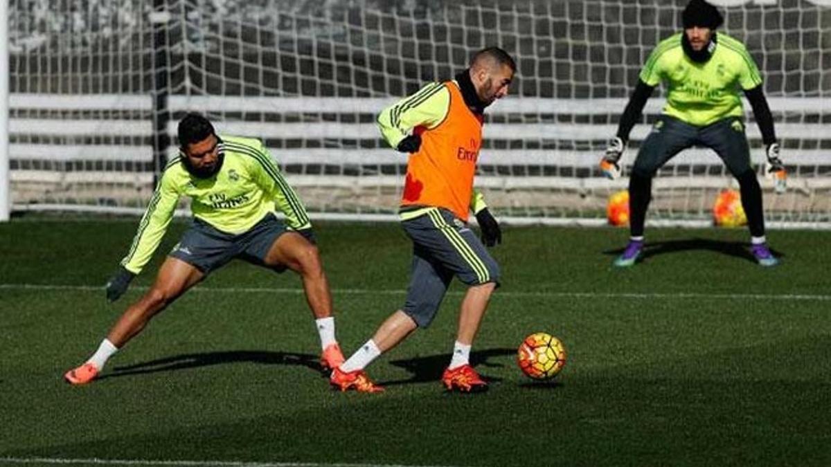 Varane y Benzema durante el entrenamiento del Real Madrid en Valdebebas este jueves