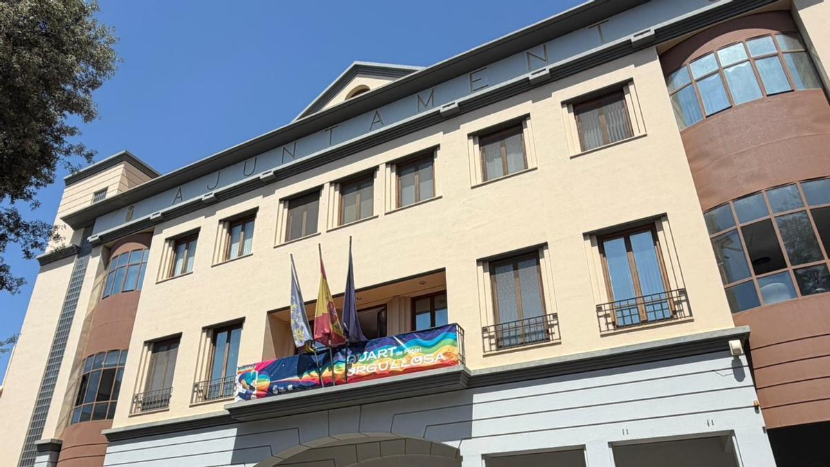 Imagen de la fachada del Ayuntamiento de Quart de Poblet con la pancarta por el Orgullo LGTBI.