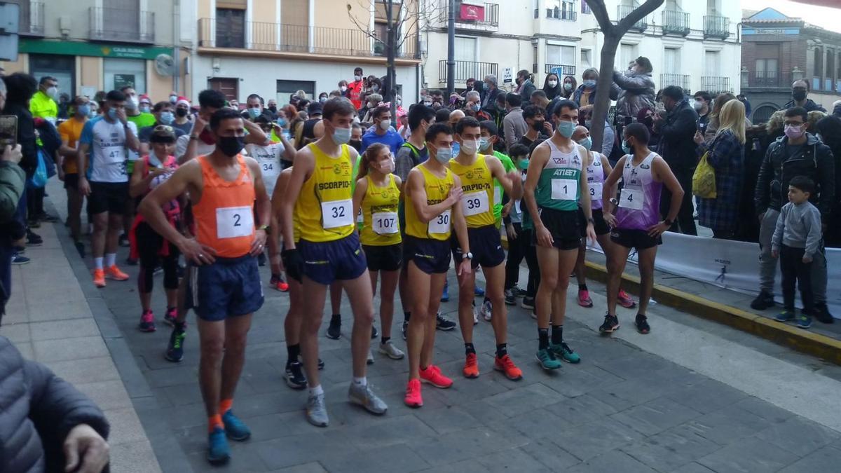 La plaza de España de Morata de Jalón fue salida y llegada de la tradicional San Silvestre en las diferentes categorías. | SERVICIO ESPECIAL