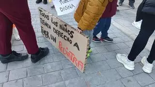 Protesta por la falta de pediatras en el consultorio del barrio La Estación de Elda