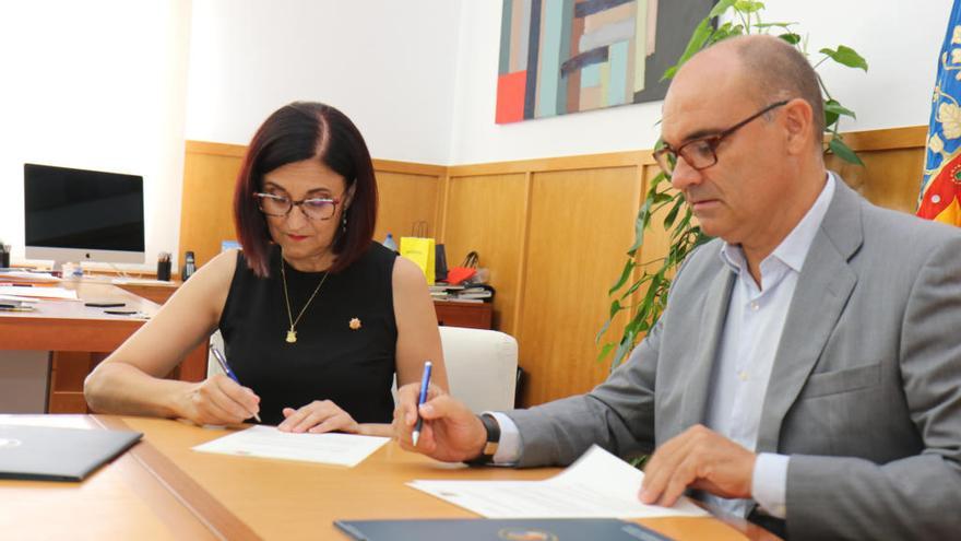 El rector y la presidenta del colegio de Graduados Sociales firman el convenio