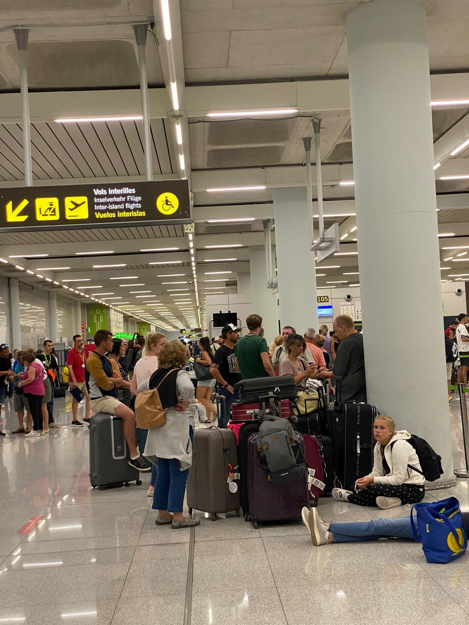 Gestrandet nach dem Unwetter: So sieht es am Montag (28.8.) am Flughafen Mallorc aus