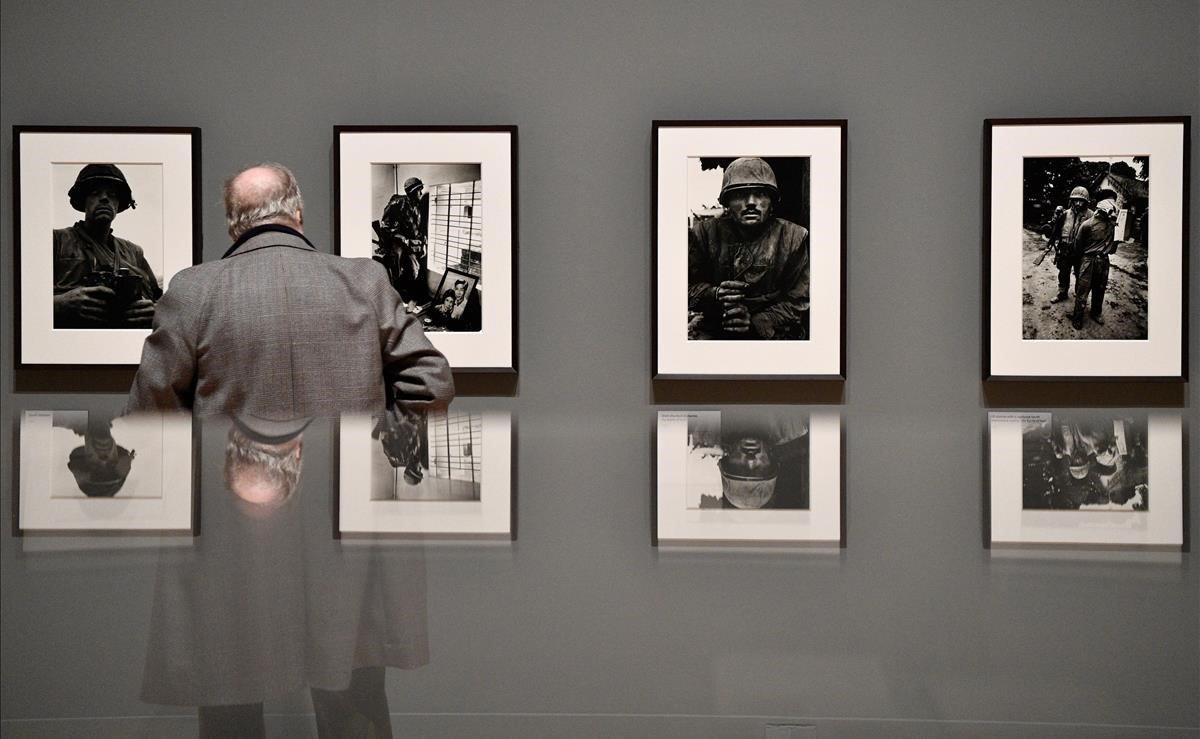 Un hombre observa varias fotografías como parte de la exposición Don McCullin, del fotógrafo británico Don McCullin, este lunes en la Tate Britain de Londres, Reino Unido. La retrospectiva del veterano fotoperiodista británico permanecerá abierta al público desde el 5 de febrero hasta el 6 de mayo.