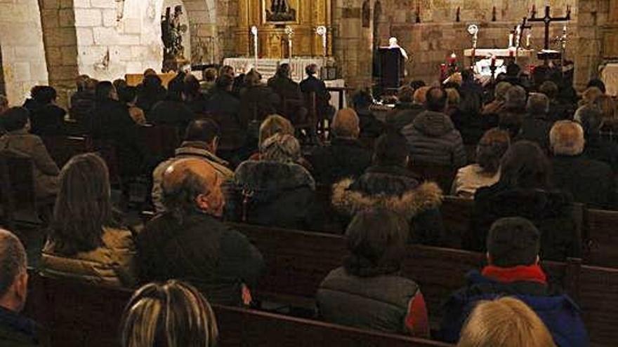 Los hermanos de Jesús Yacente celebran el Via Crucis