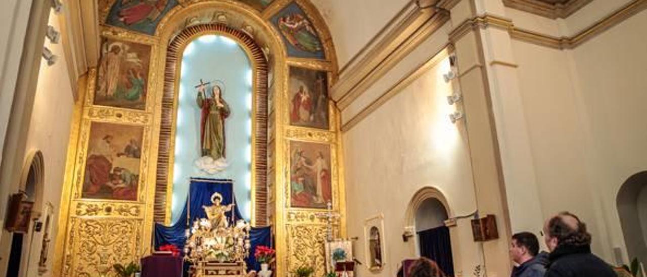 Al fondo de la imagen se puede ver el altar y el retablo que lo preside, cuyos cuadros se están estudiando para conocer si son obra de Gastón Castelló.