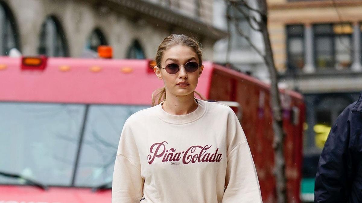 Gigi Hadid pasea por Nueva York con una sudadera vintage