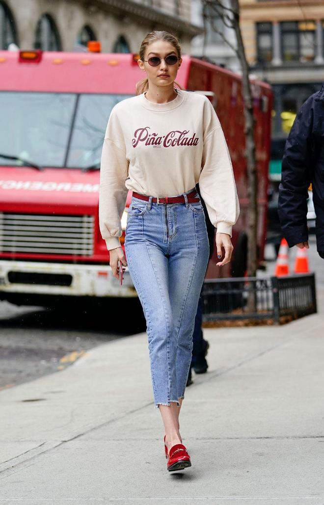 Gigi Hadid pasea por Nueva York con una sudadera vintage