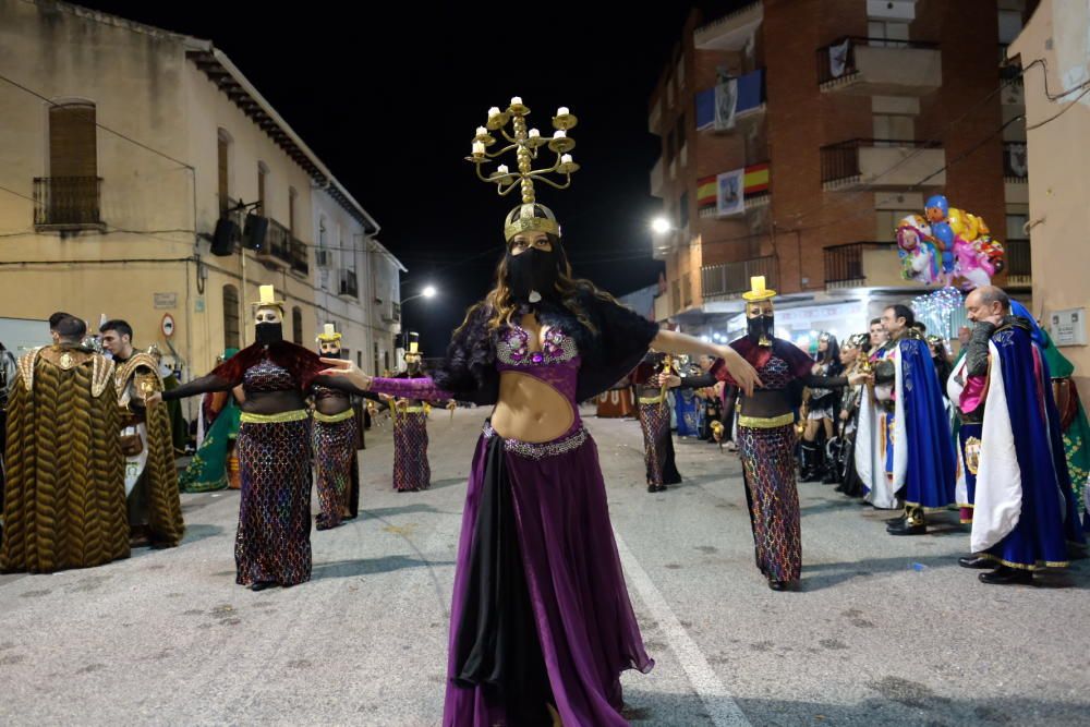 Las tres comparsas lucen a sus cargos festeros mientras los arcabuceros cobran más protagonismo.