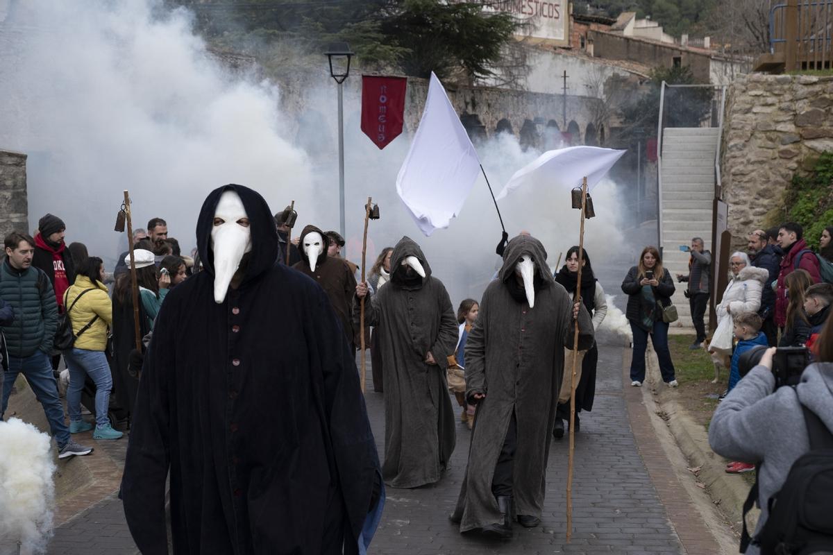 Els metges de la pesta són un dels personatges més característics de la festa dels Romeus