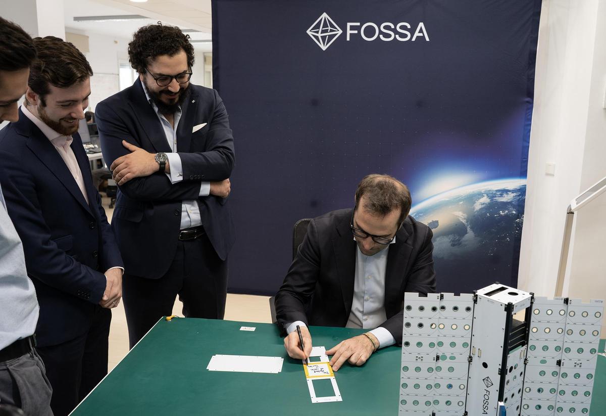 Carlos Cuerpo firma el satélite número 25 de FOSSA Systems, ya en órbita tras culminar con éxito la misión Transporter 16 de Space X.