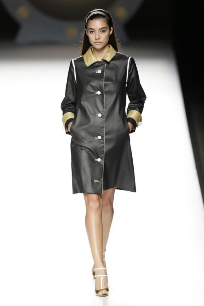 Desfile primavera verano de Ion Fiz en MBFWM: trench bicolor