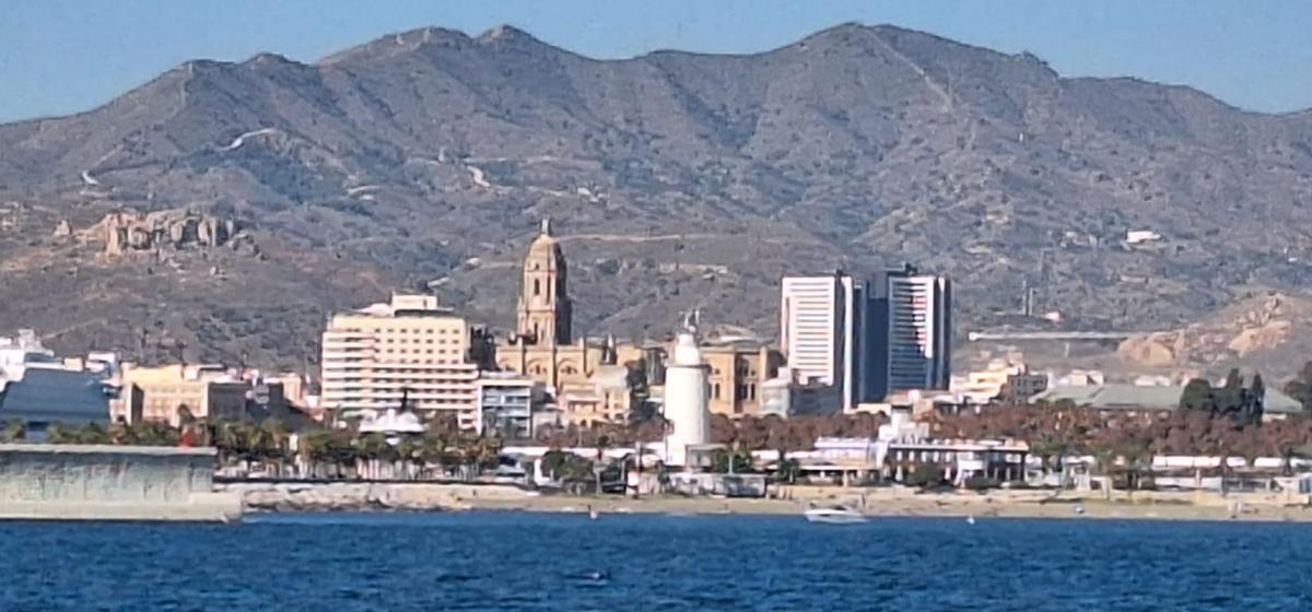 La Catedral, desde el mar, escoltada por el hotel Málaga Palacio (años 60 del siglo XX) y las Torres de Martiricos (años 20 de este siglo).
