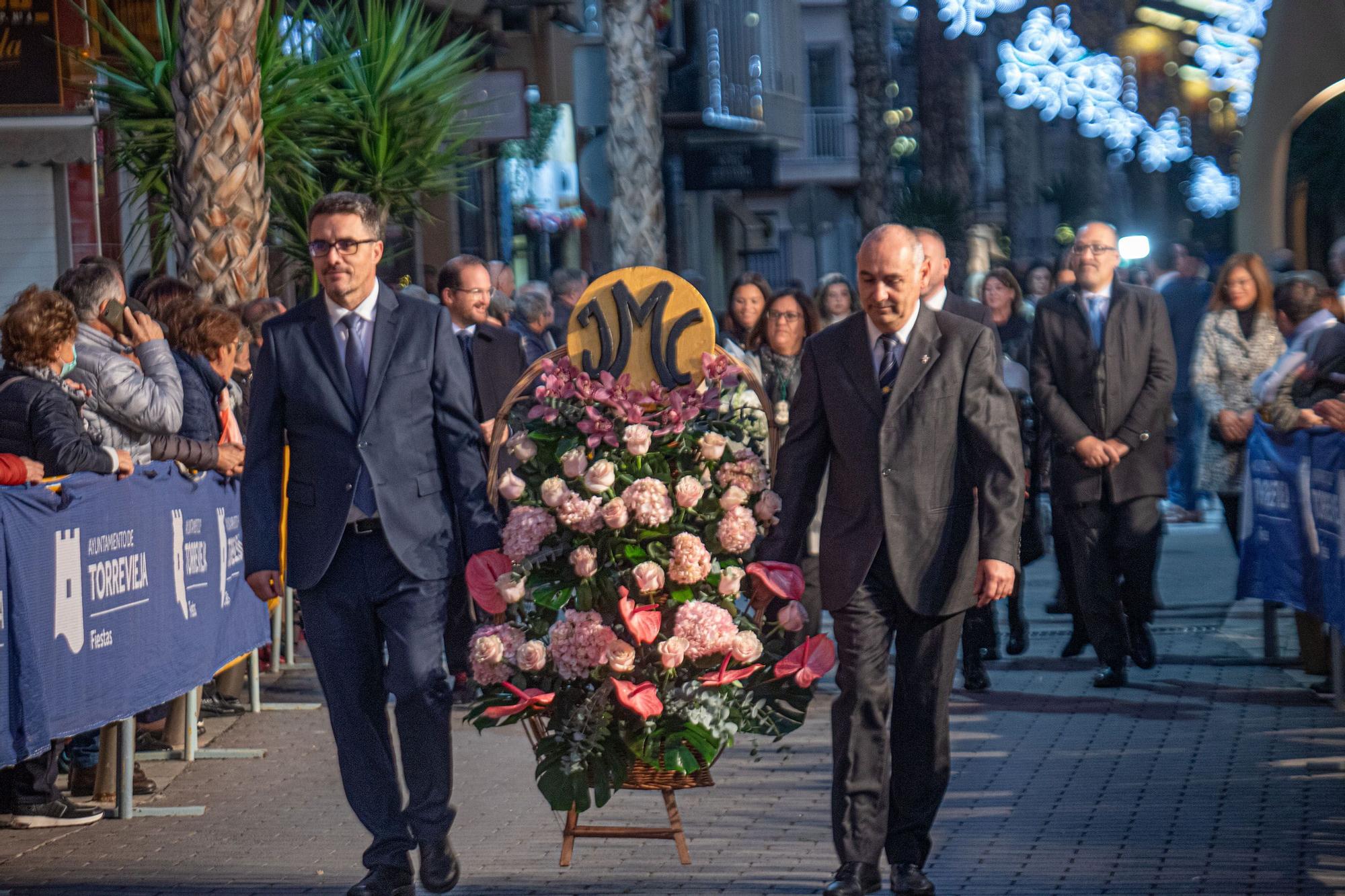 Más de 70 entidades y asociaciones participan en la multitudinaria ofrenda a la patrona que vistió de flores la fachada de iglesia de la Inmaculada Concepción