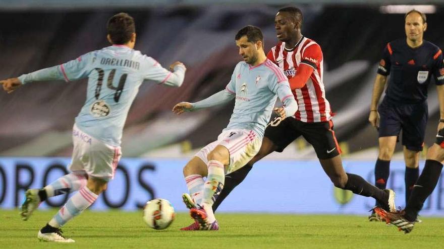 Álex López controla un balón presionado por Iñaki Williams en un partido entre el Celta y el Athletic.
