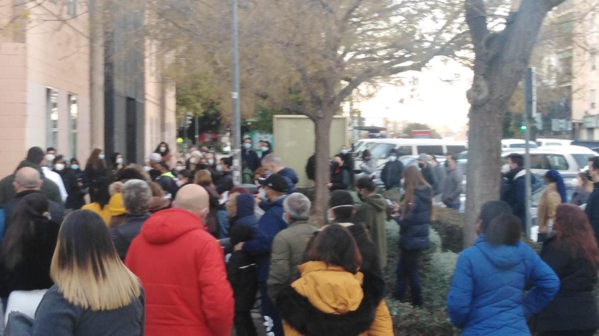 Colas en el centro de salud de Torrefiel para hacerse pruebas PCR