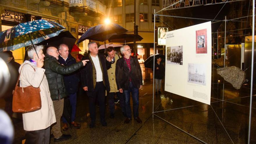 Los asistentes a la inauguración observan un panel. |  Casteleiro