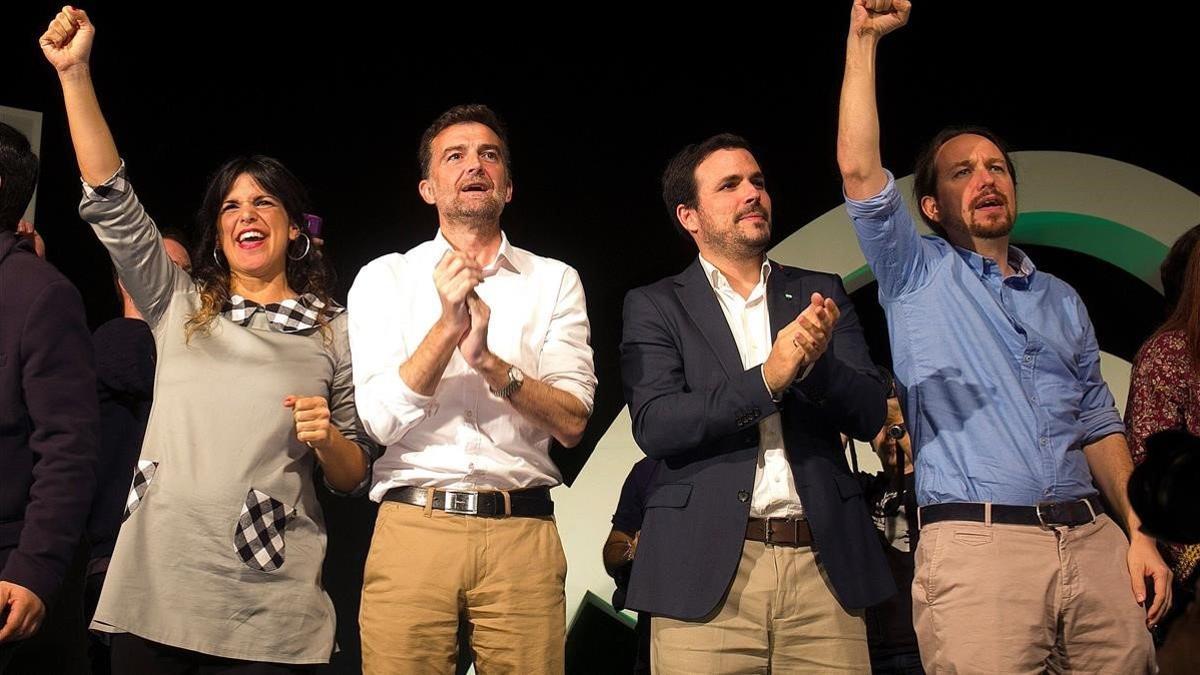 La candidata de Adelante Andalucía, Teresa Rodríguez, junto al cabeza de lista por Sevilla, Antonio Maíllo; el líder de IU, Alberto Garzón, y el de Podemos, Pablo Iglesias.