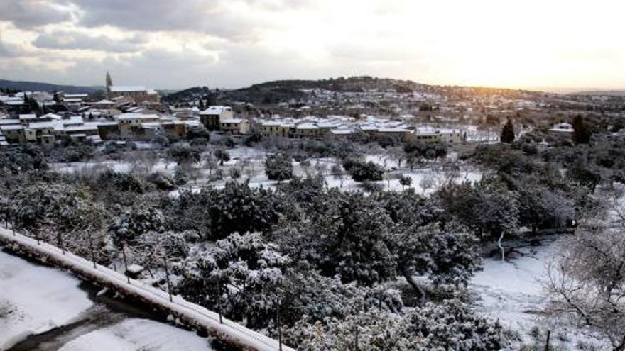 Mallorca ha amanecido cubierta de nieve.
