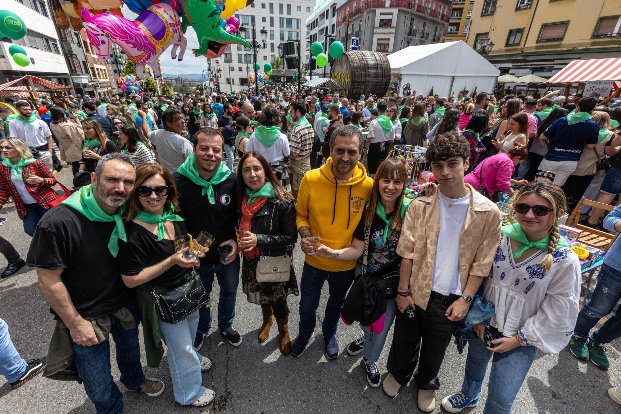 EN IMÁGENES: El buen tiempo y el oviedismo maridan una preba de la sidra multitudinaria en Gascona