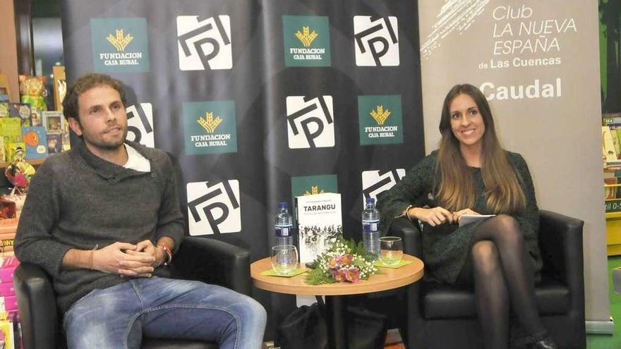 Víctor Manuel Robledo y Marta Tejerina, durante la presentación del libro.