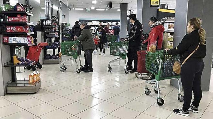 Los supermercados registraron colas durante los primeros días del estado der alarma.