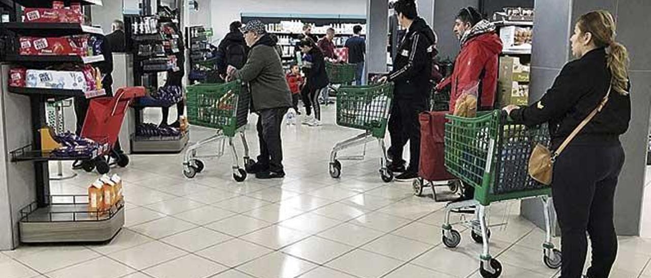 Los supermercados registraron colas durante los primeros días del estado der alarma.
