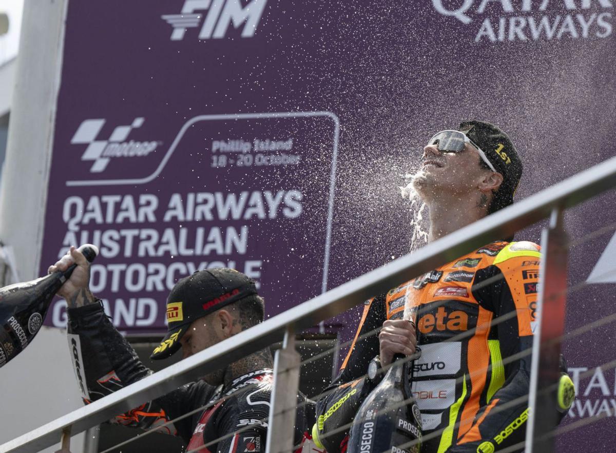 Fermín Aldeguer se baña en cava en el podio del Gran Premio de Australia.