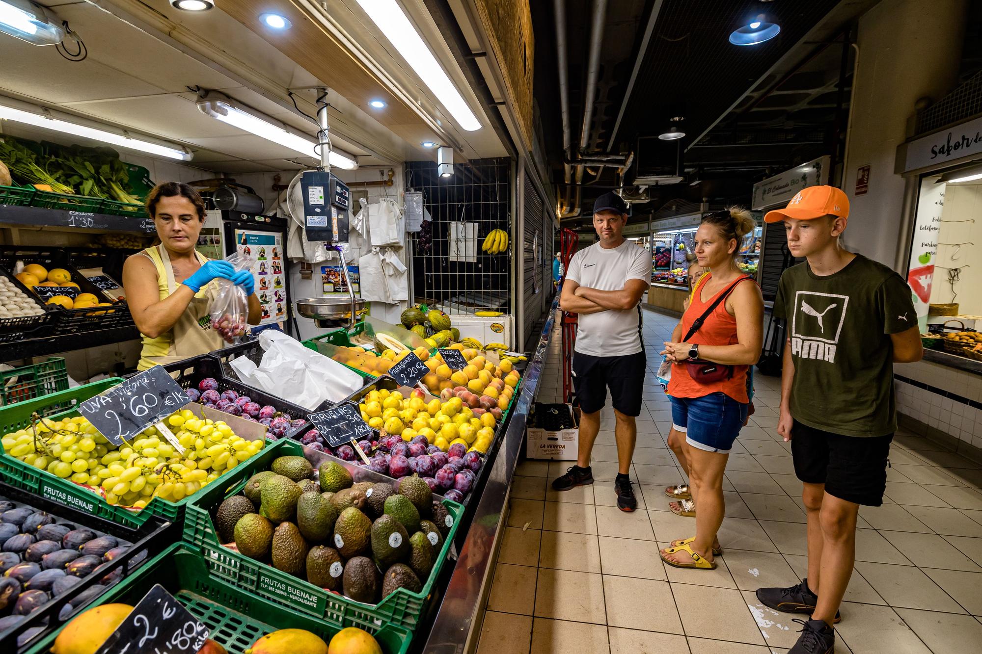 Extranjeros compran en el Mercado Central de Alicante