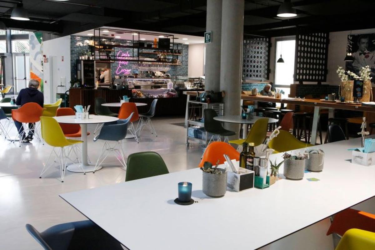 Leger und modern ist es im Inneren von Kreißel's Food Corner