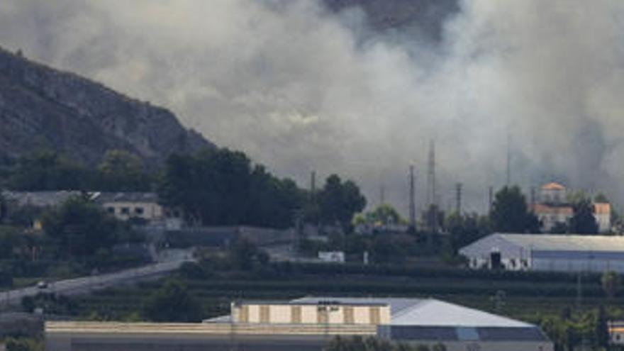 El fuego se acerca a un núcleo de población en Ontinyent.