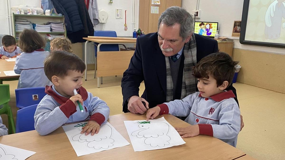 El delegado de Educación en Córdoba, José Francisco Viso, en una escuela infantil.