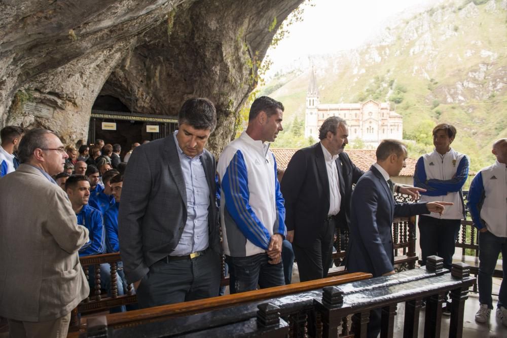 El Real Oviedo realiza la ofrenda floral a la Virgen de Covadonga